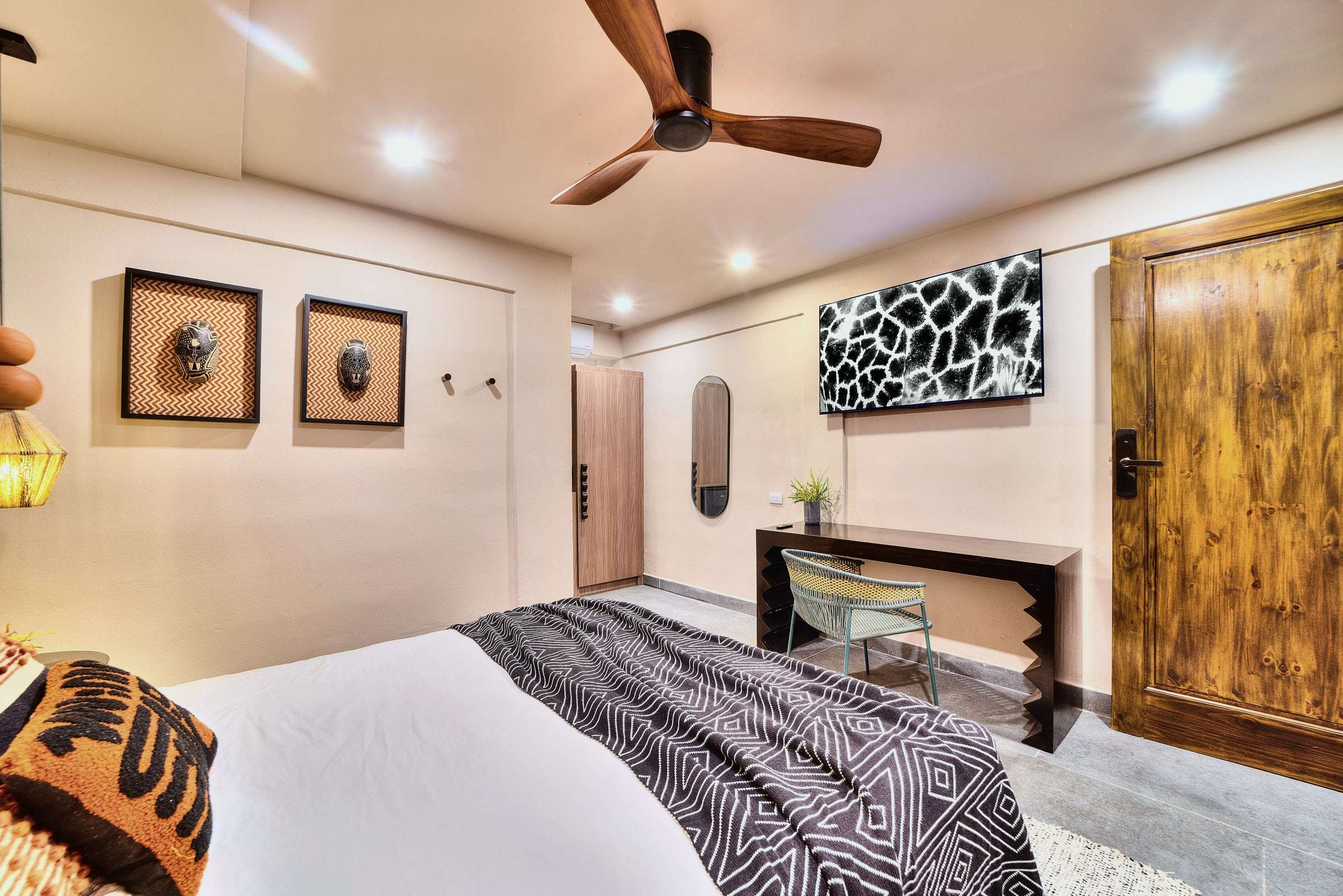 Deluxe Garden King: writing desk with a woven chair, wall TV, framed hand-carved masks and a solid-wood door